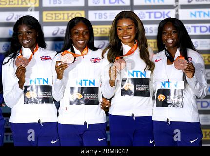 Daryll Neita, Bianca Williams, Imani-Lara Lansiquot und Asha Philip feiern auf dem Podium, nachdem sie mit ihren Bronzemedaillen für den dritten Platz im 4x100 Meter Relay Finale der Frauen am neunten Tag der Leichtathletik-Weltmeisterschaften im National Athletics Centre in Budapest, Ungarn, ausgezeichnet wurden. Bilddatum: Sonntag, 27. August 2023. Stockfoto