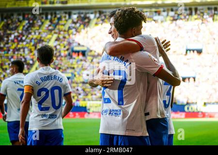 Villarreal, Spanien. 27. August 2023. Robert Lewandowski vom FC Barcelona feiert sein Tor mit Lamine Yamal während des La-Liga-Spiels zwischen Villarreal CF und FC Barcelona im La Ceramica-Stadion am 27. August in Villarreal, Spanien. (Foto: Sergio Ruiz/PRESSINPHOTO) Credit: PRESSINPHOTO SPORTS AGENCY/Alamy Live News Stockfoto