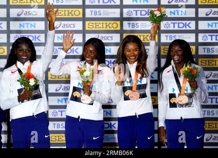 Daryll Neita, Bianca Williams, Imani-Lara Lansiquot und Asha Philip feiern auf dem Podium, nachdem sie mit ihren Bronzemedaillen für den dritten Platz im 4x100 Meter Relay Finale der Frauen am neunten Tag der Leichtathletik-Weltmeisterschaften im National Athletics Centre in Budapest, Ungarn, ausgezeichnet wurden. Bilddatum: Sonntag, 27. August 2023. Stockfoto