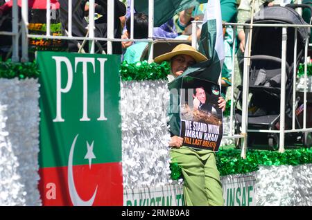 New York, Usa. 27. August 2023. Eine ältere Frau hält ein Schild mit dem Titel "Wir stehen mit Imran Khan", dem ehemaligen Präsidenten Pakistans, auf der Madison Avenue während des jährlichen Pakistanischen Unabhängigkeitstages. Quelle: Ryan Rahman/Alamy Live News Stockfoto