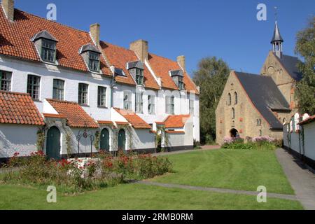 DIKSMUIDE, BELGIEN-18. SEPTEMBER 2008: Einer der alten Beginagen in Westflandern Belgien, Europa Stockfoto