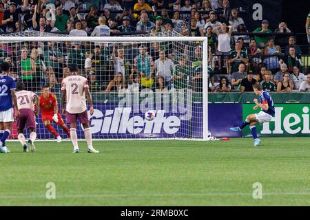Portland, USA. 26. August 2023. Mittelfeldspieler Ryan Gauld erzielt mit einem Elfmeterstoß das dritte Tor der Whitecaps. Die Vancouver Whitecaps FC besiegten die Portland Timbers 3-2 im Providence Park in Portland, Oregon am 26. August 2023, im ersten Spiel der Timbers nach der Entlassung des ehemaligen Cheftrainers Giovanni Savarese, der zwischenzeitlich durch Miles Joseph ersetzt wurde. (Foto: John Rudoff/SIPA USA) Credit: SIPA USA/Alamy Live News Stockfoto