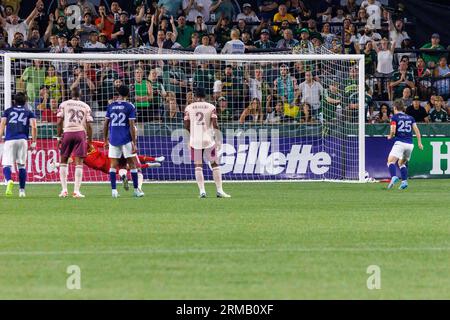 Portland, USA. 26. August 2023. Mittelfeldspieler Ryan Gauld erzielt mit einem Elfmeterstoß das dritte Tor der Whitecaps. Die Vancouver Whitecaps FC besiegten die Portland Timbers 3-2 im Providence Park in Portland, Oregon am 26. August 2023, im ersten Spiel der Timbers nach der Entlassung des ehemaligen Cheftrainers Giovanni Savarese, der zwischenzeitlich durch Miles Joseph ersetzt wurde. (Foto: John Rudoff/SIPA USA) Credit: SIPA USA/Alamy Live News Stockfoto