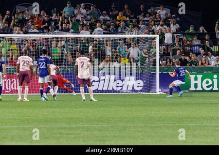Portland, USA. 26. August 2023. Mittelfeldspieler Ryan Gauld erzielt mit einem Elfmeterstoß das dritte Tor der Whitecaps. Die Vancouver Whitecaps FC besiegten die Portland Timbers 3-2 im Providence Park in Portland, Oregon am 26. August 2023, im ersten Spiel der Timbers nach der Entlassung des ehemaligen Cheftrainers Giovanni Savarese, der zwischenzeitlich durch Miles Joseph ersetzt wurde. (Foto: John Rudoff/SIPA USA) Credit: SIPA USA/Alamy Live News Stockfoto