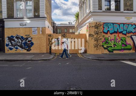 London, Großbritannien. 27. August 2023. Als der Notting Hill Carnival 2023 beginnt, sind die Geschäfte eingefahren. Quelle: Vuk Valcic/Alamy Live News Stockfoto