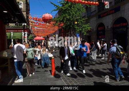 Union Jack-Flaggen und chinesische Laternen hängen über der Gerrard Street, Chinatown, London, Großbritannien. 26. Mai 2023 Stockfoto