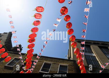 Union Jack-Flaggen und chinesische Laternen hängen über der Lisle Street, Chinatown, London, Großbritannien. 26. Mai 2023 Stockfoto