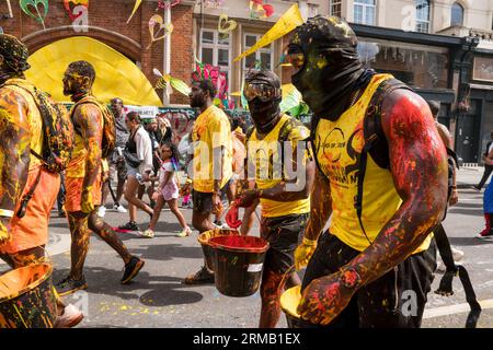 Notting Hill Carnival London UK Sonntag, den 27. August 2023, Straßenfest, Farbwerfen, Samba und viel Trinken. Stockfoto