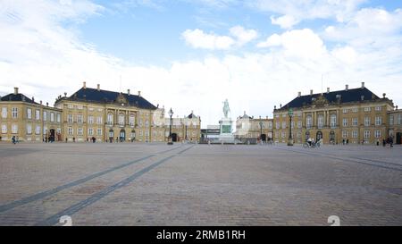 Dänemark, Kopenhagen - 03. Juli 2023: Die Reiterstatue im Zentrum des Amalienborg-Hofes ist von Herrenhäusern umgeben. Stockfoto