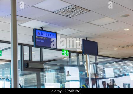 Innenansicht des Flughafens am Kontrollpunkt in der Nähe des Gate-Eingangs. Schweden. Arlanda. Stockfoto