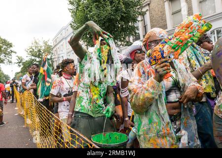 Notting Hill Carnival London UK Sonntag, den 27. August 2023, Straßenfest, Farbwerfen, Samba und viel Trinken. Stockfoto
