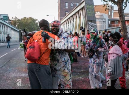 © Jeff Moore - Notting Hill Karneval begann heute Morgen um 6 Uhr mit Festivalbesuchern, die an den J'Ouvert Feiern teilnahmen und sich gegenseitig versprühen Stockfoto