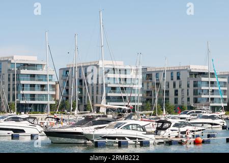 Wohngebäude und moderne Yachten Motorboote im Marina Yacht Park im Ostseebad Gdynia, Polen, Europa, EU Stockfoto