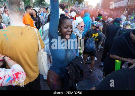 © Jeff Moore - Notting Hill Karneval begann heute Morgen um 6 Uhr mit Festivalbesuchern, die an den J'Ouvert Feiern teilnahmen und sich gegenseitig versprühen Stockfoto