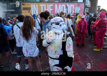 © Jeff Moore - Notting Hill Karneval begann heute Morgen um 6 Uhr mit Festivalbesuchern, die an den J'Ouvert Feiern teilnahmen und sich gegenseitig versprühen Stockfoto