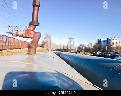 Große dicke Metallrohre zum Pumpen von Flüssigkeiten, Wasser, Dampf, Öl, Flüssiggas in der Wärmedämmung aus Fiberglas, Mineralwolle, Zinn, Galvanik Stockfoto