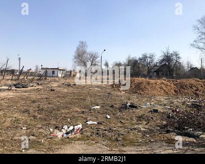 Müll dreckiger Haushalt und Bauarbeiten liegen auf dem Boden auf der Straße vor dem Hintergrund von Garagen in der Stadt auf dem Feld. Konzept: Umwelt Stockfoto