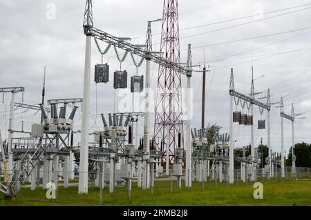 Metallübertragungsleitung mit den Komponenten des elektrischen Netzes, Stromversorgungssystem für die Übertragung von Elektrizität, elektrische Curre Stockfoto