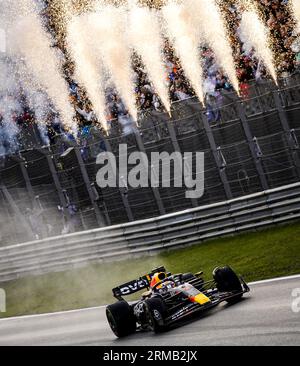 ZANDVOORT - Max Verstappen (Red Bull Racing) überquert die Ziellinie beim F1 Grand Prix der Niederlande auf dem Circuit Zandvoort am 27. August 2023 in Zandvoort, Niederlande. ANP SEM VAN DER WAL Stockfoto