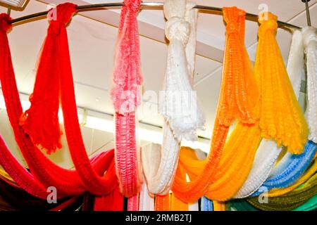 Bunte bunte bunte bunte Bündelstücke Muster von farbigem künstlichen Acrylgewebe, Fasern, Demonstration von Produkten aus Faserprodukten Stockfoto
