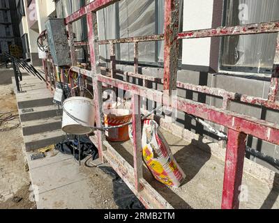 Hängekonstruktion Wiege auf der Hintergrundfassade des Gebäudes. Mobile Gerüstplattform für Bauarbeiten in der Höhe, Fassadenreinigung, Stockfoto