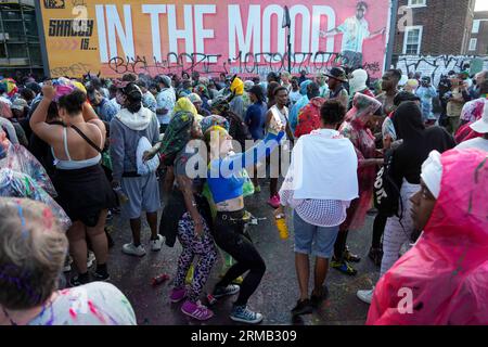 © Jeff Moore - Notting Hill Karneval begann heute Morgen um 6 Uhr mit Festivalbesuchern, die an den J'Ouvert Feiern teilnahmen und sich gegenseitig versprühen Stockfoto