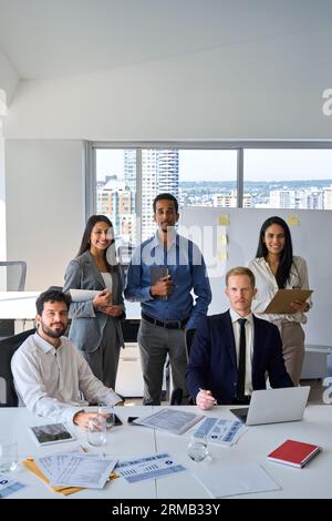 Professionelle Mitarbeiter aus verschiedenen Teams in Bürokonferenzen. Vertikales Hochformat Stockfoto