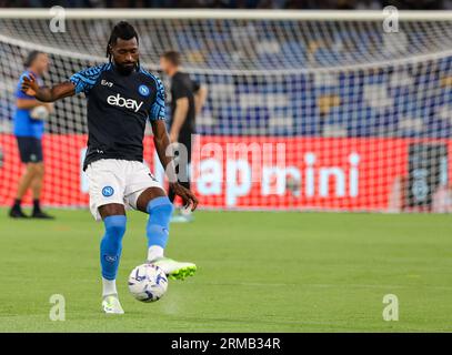 Neapel, Kampanien, Italien. 27. August 2023. Während des italienischen Fußballspiels der Serie A SSC Napoli gegen US Sassuolo am 27. August 2023 im Diego Armando Maradona Stadium in Neapel. Im Bild: Frank Anguissa vom SSC Napoli. (Bild: © Fabio Sasso/ZUMA Press Wire) NUR REDAKTIONELLE VERWENDUNG! Nicht für kommerzielle ZWECKE! Stockfoto