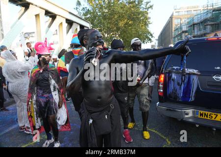 © Jeff Moore - Notting Hill Karneval begann heute Morgen um 6 Uhr mit Festivalbesuchern, die an den J'Ouvert Feiern teilnahmen und sich gegenseitig versprühen Stockfoto