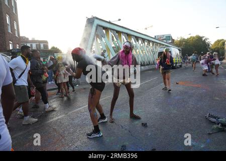 © Jeff Moore - Notting Hill Karneval begann heute Morgen um 6 Uhr mit Festivalbesuchern, die an den J'Ouvert Feiern teilnahmen und sich gegenseitig versprühen Stockfoto