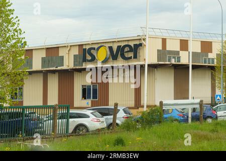 Saint-Marseille, Frankreich, 28. April 2023: Isover ist ein Baustoffunternehmen. Stockfoto