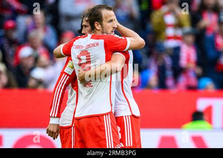 Harry Kane und Leon Goretzka aus Bayern München feiern nach einem eigenen Tor von Felix Uduokhai aus dem FC Augsburg beim Bundesligaspiel in der Allianz Arena in München. Bilddatum: Sonntag, 27. August 2023. Stockfoto