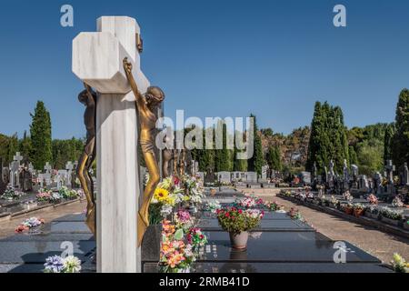 Gräber, Pantheons und Zypressen in den romantischen Innenhöfen des Friedhofs, Stadt Guadalajara, wurden zum Kulturerbe erklärt. Spanien Stockfoto