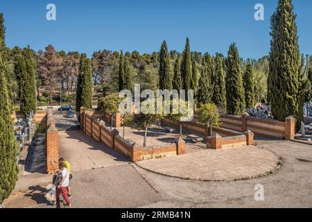 Gräber, Pantheons und Zypressen in den romantischen Innenhöfen des Friedhofs, Stadt Guadalajara, wurden zum Kulturerbe erklärt. Spanien Stockfoto