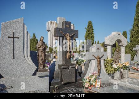 Gräber, Pantheons und Zypressen in den romantischen Innenhöfen des Friedhofs, Stadt Guadalajara, wurden zum Kulturerbe erklärt. Spanien Stockfoto