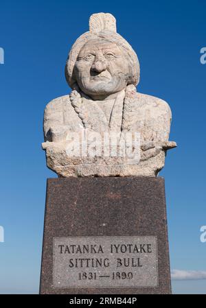 Eine Statue von Sitting Bull, oder Tatanka Iyotake, an seinem Grab über den Missouri River von Mobridge, South Dakota. Stockfoto