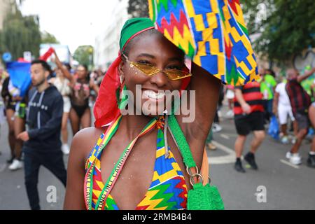 London, Großbritannien. 27. August 2023. Darsteller während der Kinderparade am Familientag beim Notting Hill Carnival in London. Der Notting Hill Carnival, Europas größtes Straßenfest, das die karibische Kultur feiert, wird täglich mehr als eine Million Besucher anziehen. Quelle: Waldemar Sikora / Alamy Live News Stockfoto