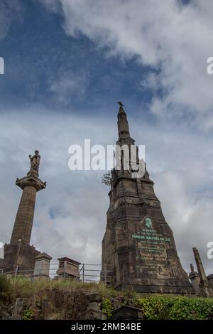 Denkmal für Duncan Macfarlan, Direktor der Universität Glasgow und schottischer Minister mit dem John Knox Memorial im Hintergrund Glasgow Necropolis Stockfoto