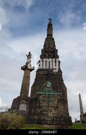 Denkmal für Duncan Macfarlan, Direktor der Universität Glasgow und schottischer Minister mit dem John Knox Memorial im Hintergrund Glasgow Necropolis Stockfoto