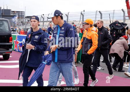 ZANDVOORT, NIEDERLANDE - AUGUST 27: Liam Lawson von Scuderia AlphaTauri und Alexander Albon von Williams Racing und Oscar PiNGvon McLaren F1 Team loo Stockfoto