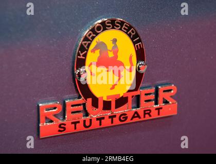 Reutter Stuttgart Karosseriemblem auf Aquamarine Blue Porsche 356 A Cabriolet 1957 Stockfoto