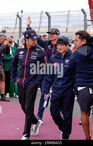 ZANDVOORT, NIEDERLANDE - AUGUST 27: Sergio Perez von Oracle Red Bull Racing und Yuki Tsunoda von Scuderia AlphaTauri und Max Verstappen von Oracle Red BU Stockfoto