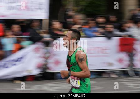 Mexiko-Stadt, Mexiko-Stadt, Mexiko. 28. August 2023. Läufer während des Mexico City Marathon Telcel 2023 (Bild: © Luis E Salgado/ZUMA Press Wire) NUR REDAKTIONELLE NUTZUNG! Nicht für kommerzielle ZWECKE! Stockfoto