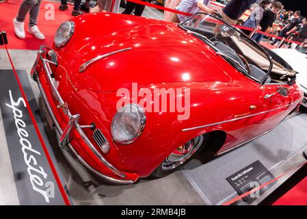 Red Porsche 356 Ein 1600 Speedster Sportwagen aus dem Jahr 1958 präsentiert auf der 75 Jahre Porsche Sports Cars Jubiläumsshow im Juni 2023 in Sofia, Bulgarien, Osteuropa, Balkan, EU Stockfoto