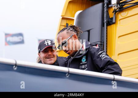 ZANDVOORT, NIEDERLANDE - AUGUST 27: Lewis Hamilton vom Mercedes-AMG PETRONAS F1 Team und Valtteri Bottas vom Alfa Romeo F1 Team sprechen und lachen mit Stockfoto