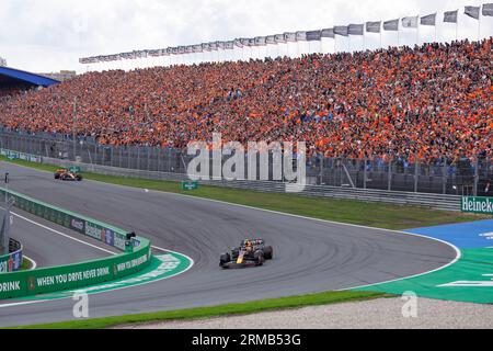 ZANDVOORT, NIEDERLANDE - AUGUST 27: Sergio Perez von Oracle Red Bull Racing und Lando Norris von McLaren F1 Team erwärmen sich mit Orange Fans im Gra Stockfoto