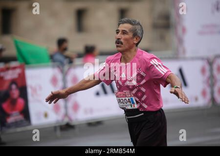 Mexiko-Stadt, Mexiko-Stadt, Mexiko. 28. August 2023. Läufer während des Mexico City Marathon Telcel 2023 (Bild: © Luis E Salgado/ZUMA Press Wire) NUR REDAKTIONELLE NUTZUNG! Nicht für kommerzielle ZWECKE! Stockfoto