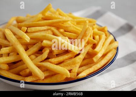 Hausgemachte Pommes Frites auf einem Teller, Blick aus dem niedrigen Winkel. Nahaufnahme. Stockfoto