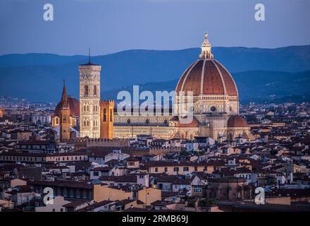 Kathedrale von Florenz, Cattedrale di Santa Maria del Fiore mit der Kuppel von Brunelleschi, Stadt auf der Rückseite, Sommer 2023 Stockfoto