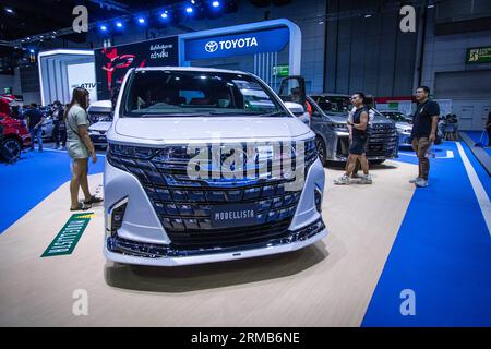 Bangkok, Bangkok, Thailand. 27. August 2023. Am 27. August 2023 inspizieren Besucher während der Thailand Big Motor Sale 2023 im Bangkok International Trade and Exhibition Center ein Toyota Modellista Auto (Bild: © Wissarut Weerasopon/ZUMA Press Wire) NUR REDAKTIONELLE NUTZUNG! Nicht für kommerzielle ZWECKE! Stockfoto